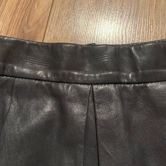 Vince dark grey short 100% leather skirt - Picture 3 of 7